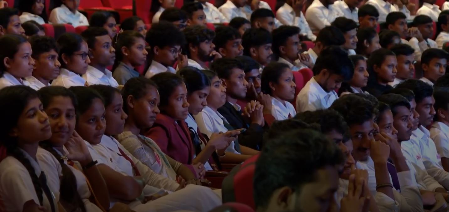 දකුණු පළාතේ අ.පො.ස උ/පෙළ විභාගයෙන් විශිෂ්ටතා දැක්වූ සිසුන්ට රුපියල් ලක්ෂය බැගින් ප්රදාන දකුණු පළාතේ අ.පො.ස උ/පෙළ විභාගයෙන් විශිෂ්ටතා දැක්වූ සිසුන්ට රුපියල් ලක්ෂය බැගින් ප්රදාන