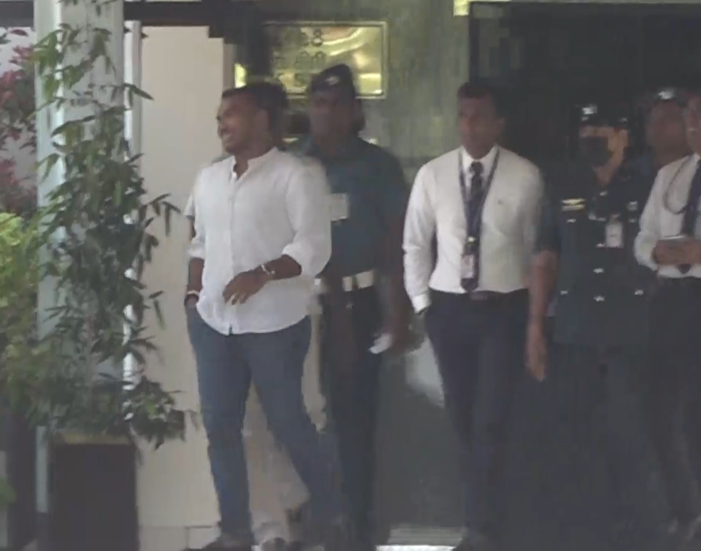 අත්අඩංගුවට ගැනීමට වරෙන්තු නිකුත් කළ නාමල් ලංකාවට එයි (VIDEO) අත්අඩංගුවට ගැනීමට වරෙන්තු නිකුත් කළ නාමල් ලංකාවට එයි (VIDEO)