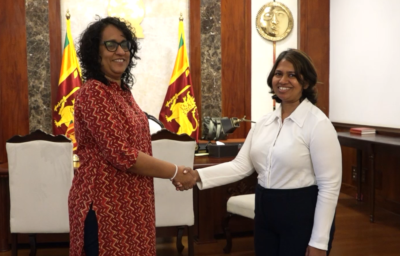 බුද්ධිමය දේපළ සඳහා වූ ගෝලීය සම්මානයෙන් පිදුම් ලැබූ ආචාර්ය නදීශා චන්ද්රසේන අගමැතිනිය මුණ ගැසේ බුද්ධිමය දේපළ සඳහා වූ ගෝලීය සම්මානයෙන් පිදුම් ලැබූ ආචාර්ය නදීශා චන්ද්රසේන අගමැතිනිය මුණ ගැසේ