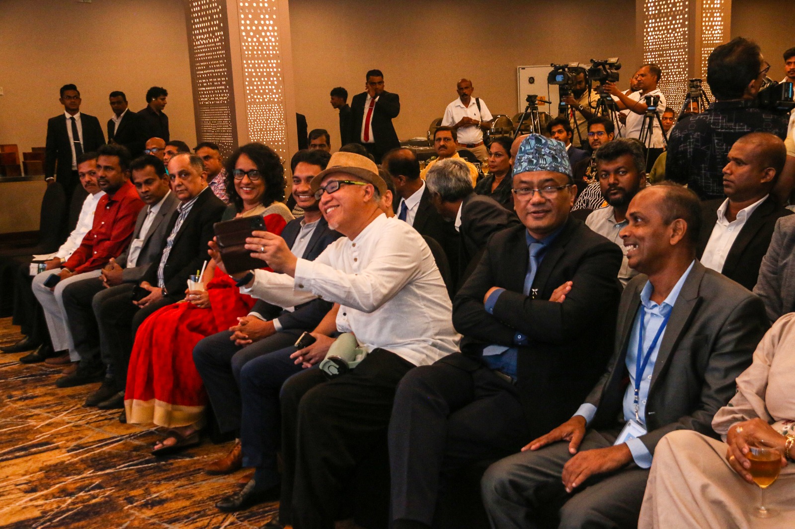 අගමැති හරිනි කෝට්ටේ ගැන මෙහෙම කියන්නේ ඇයි? අගමැති හරිනි කෝට්ටේ ගැන මෙහෙම කියන්නේ ඇයි?