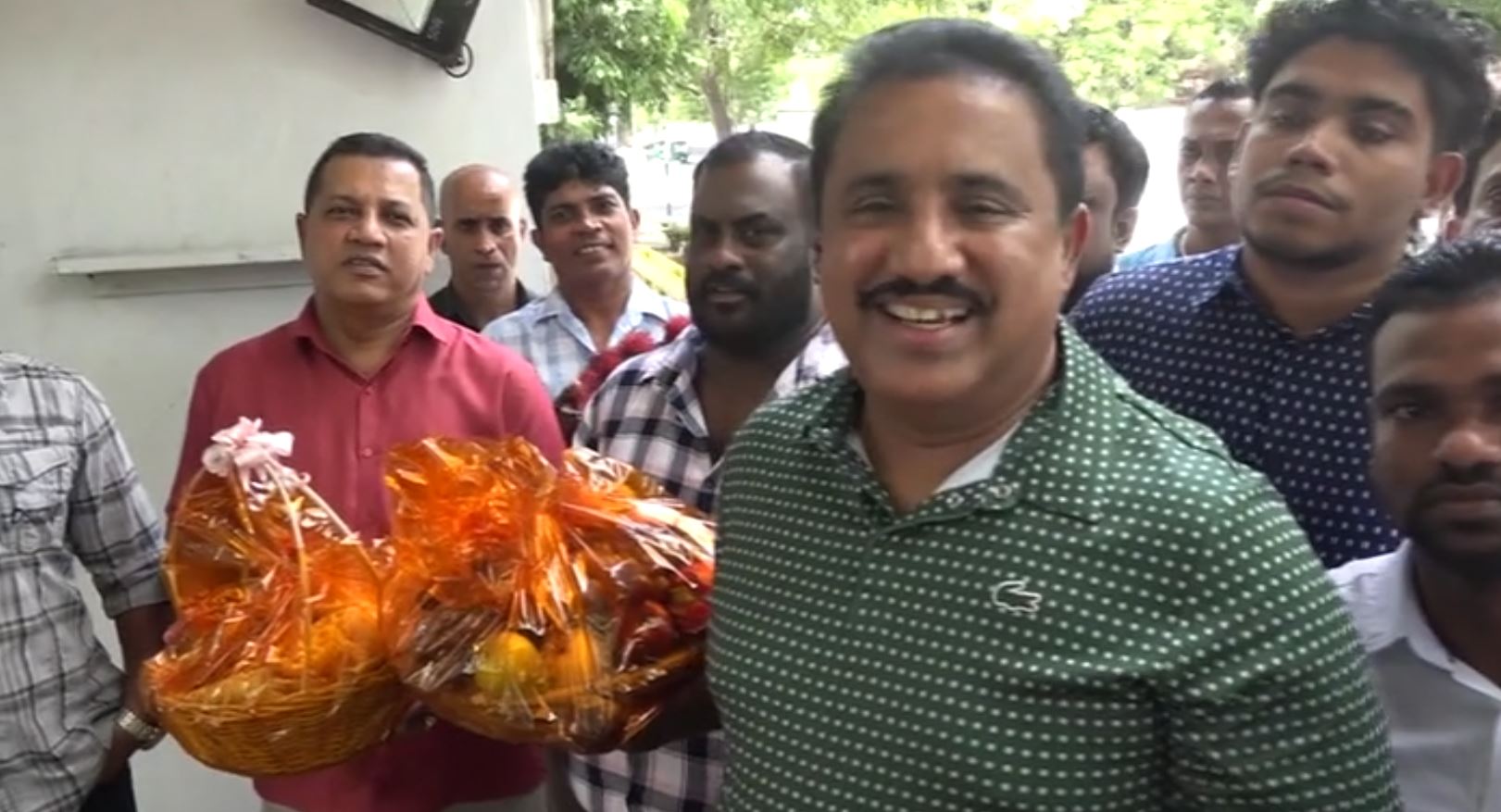 තෑගි බෝග අරන් මහින්ද රාජපක්ෂ බලන්න පාර්ලිමේන්තු මන්ත්රී රෝහිත අබේගුණවර්ධන විජේරාමෙට එයි තෑගි බෝග අරන් මහින්ද රාජපක්ෂ බලන්න පාර්ලිමේන්තු මන්ත්රී රෝහිත අබේගුණවර්ධන විජේරාමෙට එයි
