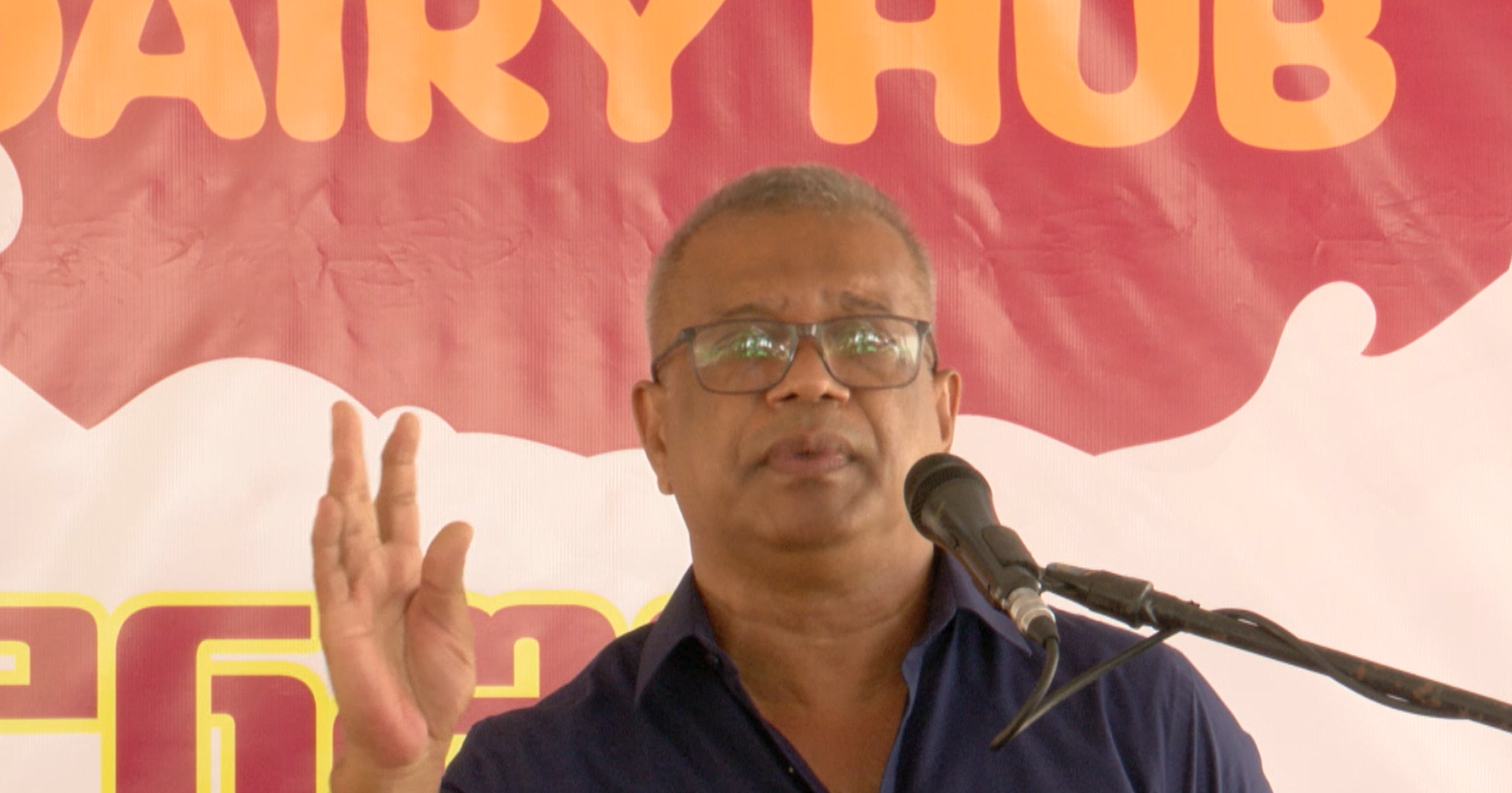 ඩඩ්ලි සිරිසේනට ඇමති ලාල්කාන්තගෙන් සහතිකයක් ඩඩ්ලි සිරිසේනට ඇමති ලාල්කාන්තගෙන් සහතිකයක්