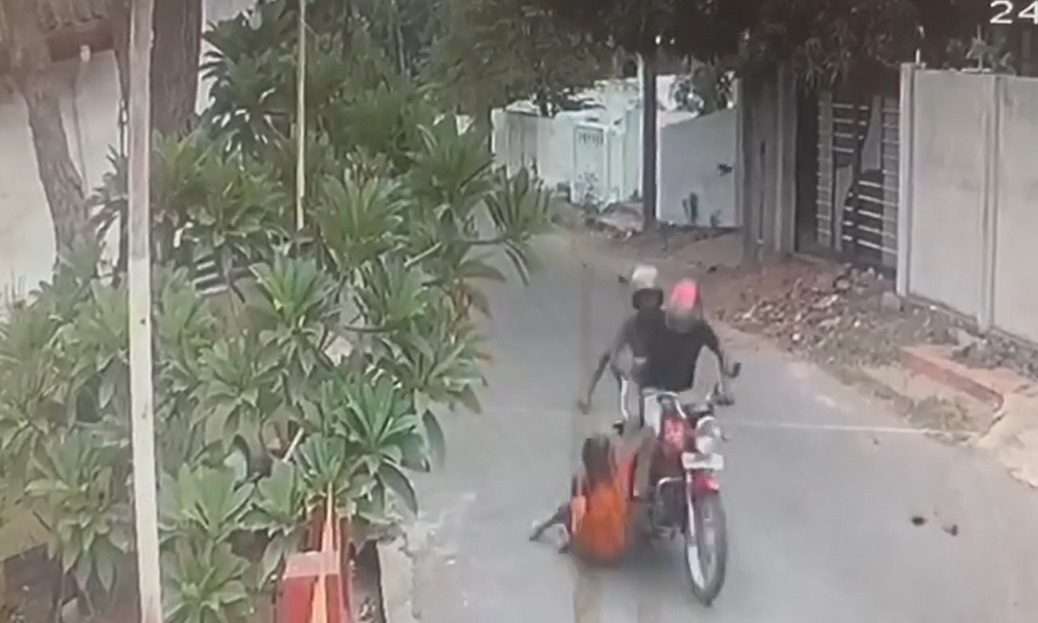 නොවටිනා මාලයකට ජීවිතයක් බිළිගත් නරුමයින් (VIDEO)
