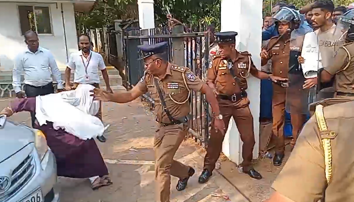 ආණ්ඩුවේ සංවර්ධන සැලැස්මට එරෙහිව මුතු නගර් විරෝධය අතර පොලීසිය සමග ජනතාව ඇවිලෙයි (VIDEO) ආණ්ඩුවේ සංවර්ධන සැලැස්මට එරෙහිව මුතු නගර් විරෝධය අතර පොලීසිය සමග ජනතාව ඇවිලෙයි (VIDEO)
