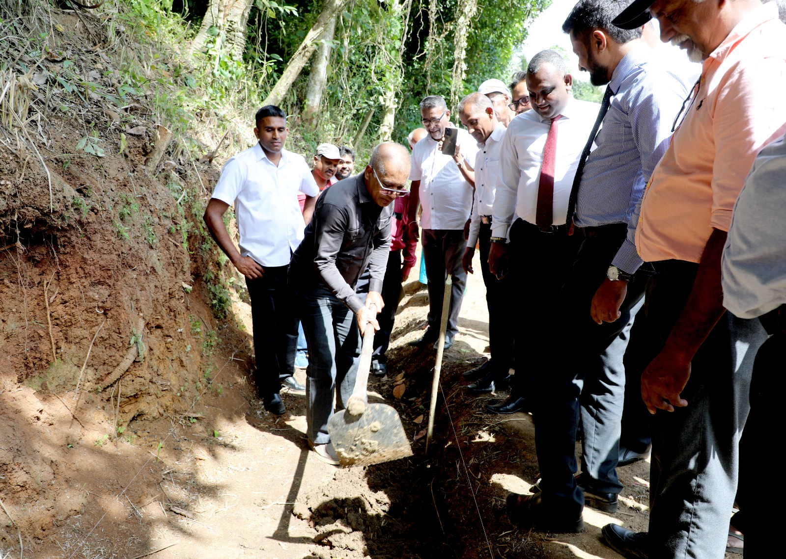 වගා නොකරන ඉඩම් රජයට පවරා ගන්නා බවට කෘෂි ඇමති අනතුරු අගවයි වගා නොකරන ඉඩම් රජයට පවරා ගන්නා බවට කෘෂි ඇමති අනතුරු අගවයි