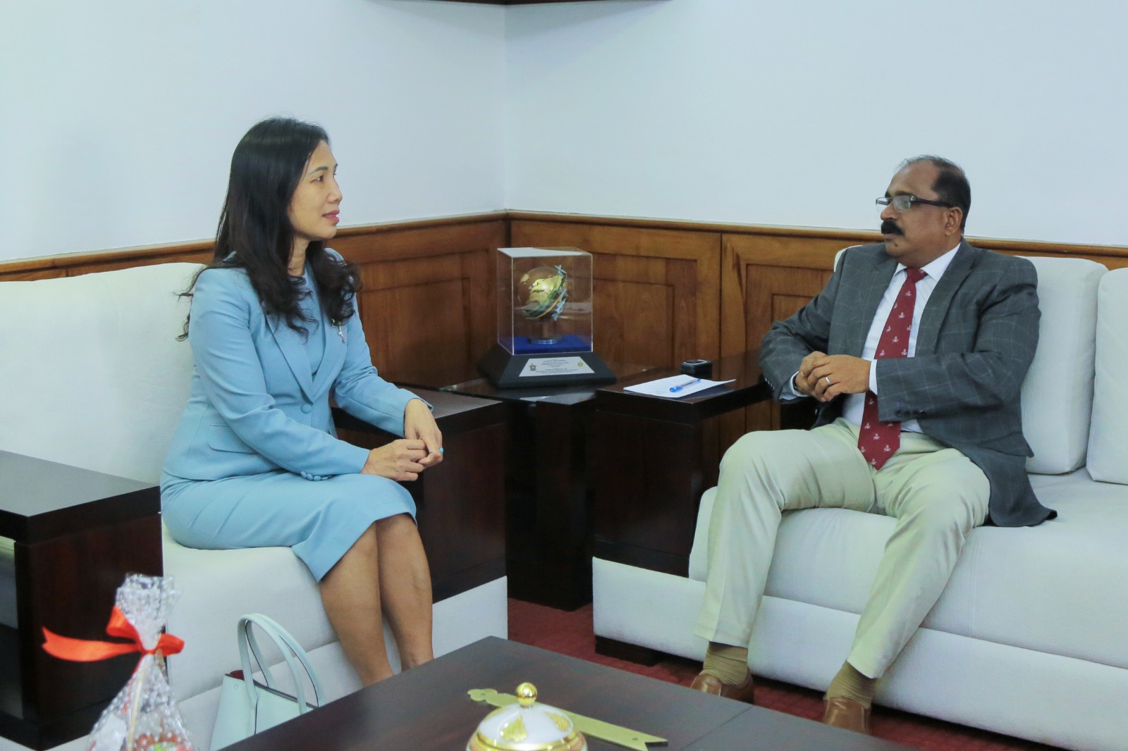 වියට්නාම් තානාපතිනිය නියෝජ්ය ආරක්ෂක අමාත්යවරයා හමුවෙයි වියට්නාම් තානාපතිනිය නියෝජ්ය ආරක්ෂක අමාත්යවරයා හමුවෙයි