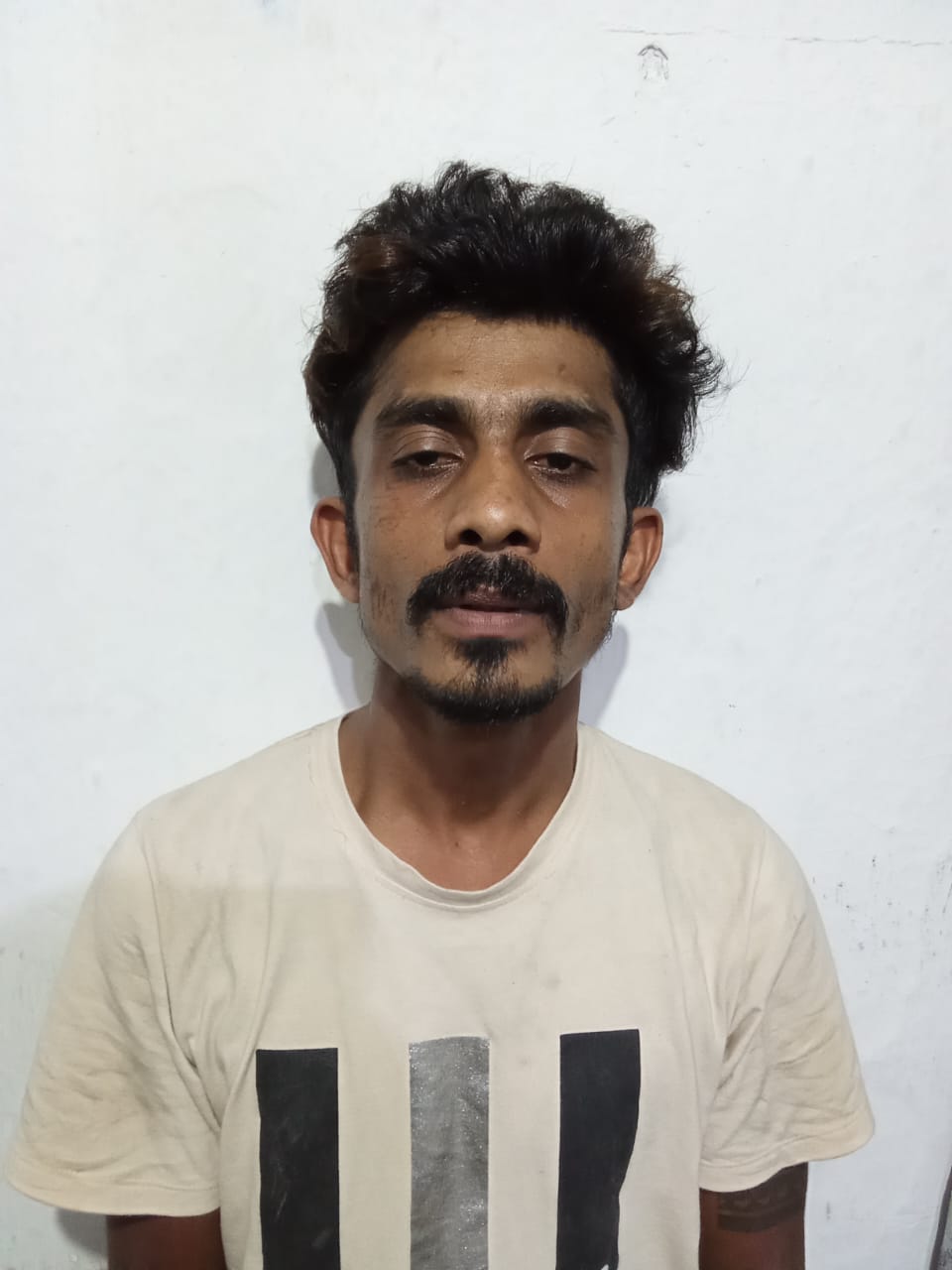 රත්නපුර පොලීසියෙන් පැන්න සංවිධානාත්මක අපරාධකරුවෙක් සොයන්න පොලීසිය මහජන සහය පතයි රත්නපුර පොලීසියෙන් පැන්න සංවිධානාත්මක අපරාධකරුවෙක් සොයන්න පොලීසිය මහජන සහය පතයි
