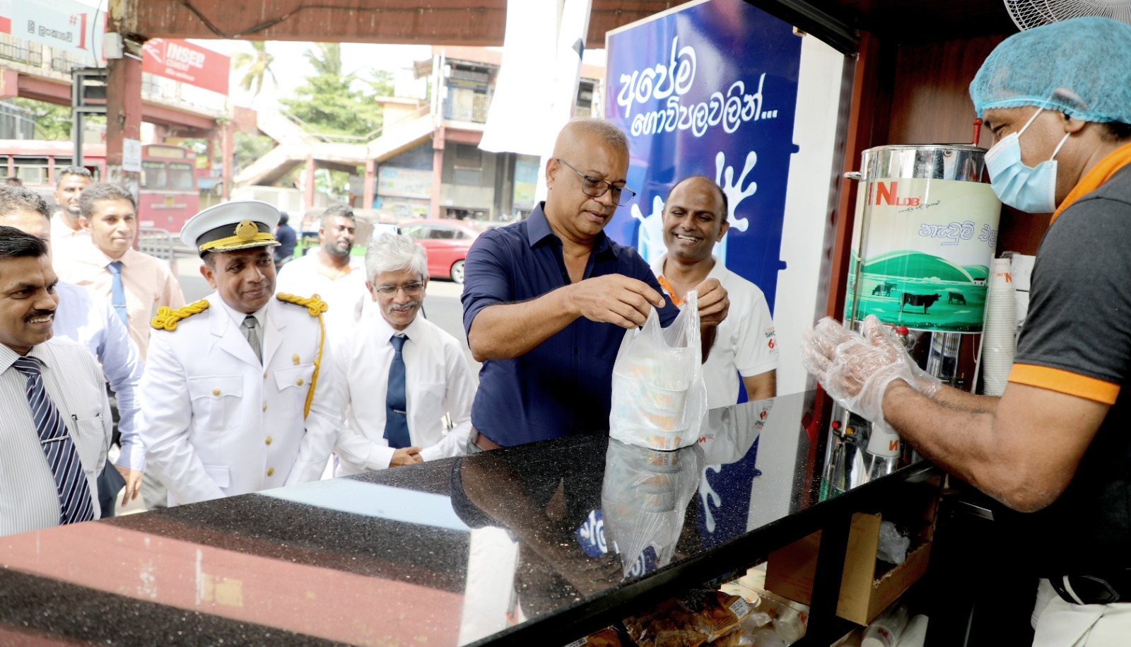මධ්‍යම පාන්තික රාජ්‍ය සේවකයන්ට ගැලපෙන දියර කිරි අලෙවි සලක් මරදාන දුම්රියපලේ ඇමති ලාල්කාන්ත අරඹයි
