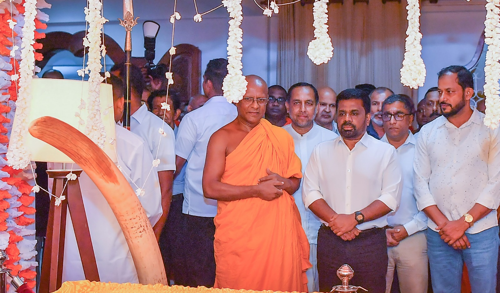 අතිපූජ්ය ආණමඩුවේ ශ්රී ධම්මදස්සි අනුනායක නා හිමියන්ට ජනපති අවසන් ගෞරව දක්වයි අතිපූජ්ය ආණමඩුවේ ශ්රී ධම්මදස්සි අනුනායක නා හිමියන්ට ජනපති අවසන් ගෞරව දක්වයි