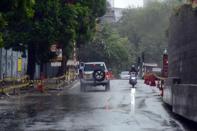 අද පොඩි වැසි