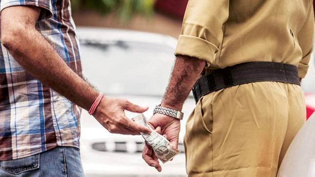 අල්ලස් ගත් රද්දොළුගම පොලීසියේ කොස්තාපල් අත්අඩංගුවට අල්ලස් ගත් රද්දොළුගම පොලීසියේ කොස්තාපල් අත්අඩංගුවට