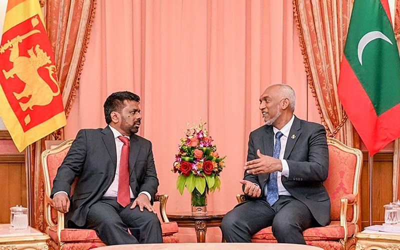මාලදිවයින් සහ ශ්රී ලංකා ජනාධිපතිවරුන් අතර ද්වීපාර්ශ්වික සාකච්ඡාවලින් පසුව ගිවිසුම් හුවමාරුකර ගනී මාලදිවයින් සහ ශ්රී ලංකා ජනාධිපතිවරුන් අතර ද්වීපාර්ශ්වික සාකච්ඡාවලින් පසුව ගිවිසුම් හුවමාරුකර ගනී