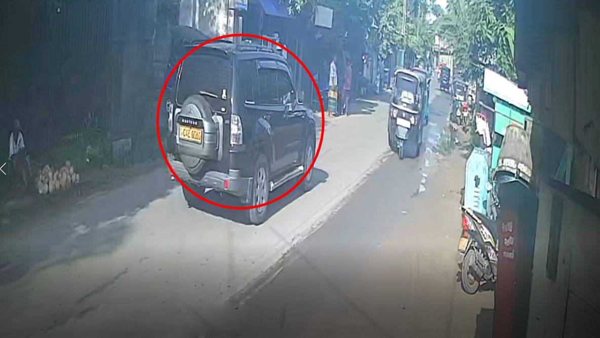 වැලිගම ජා.ජ.බ. මන්ත්රීන් පැහැර ගත් බවට විපක්ෂය කියන ජීප් රථයක් මාධ්යට (VIDEO) වැලිගම ජා.ජ.බ. මන්ත්රීන් පැහැර ගත් බවට විපක්ෂය කියන ජීප් රථයක් මාධ්යට (VIDEO)