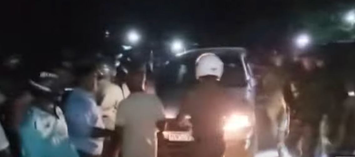 වව්නියාව නොසන්සුන්තාව විමර්ශනයට පොලිස් කණ්ඩායම් කිහිපයක් – කඹුරුපිටියේ මත් පැන් සාදයක් මරණයකින් කෙළවරයි වව්නියාව නොසන්සුන්තාව විමර්ශනයට පොලිස් කණ්ඩායම් කිහිපයක් – කඹුරුපිටියේ මත් පැන් සාදයක් මරණයකින් කෙළවරයි