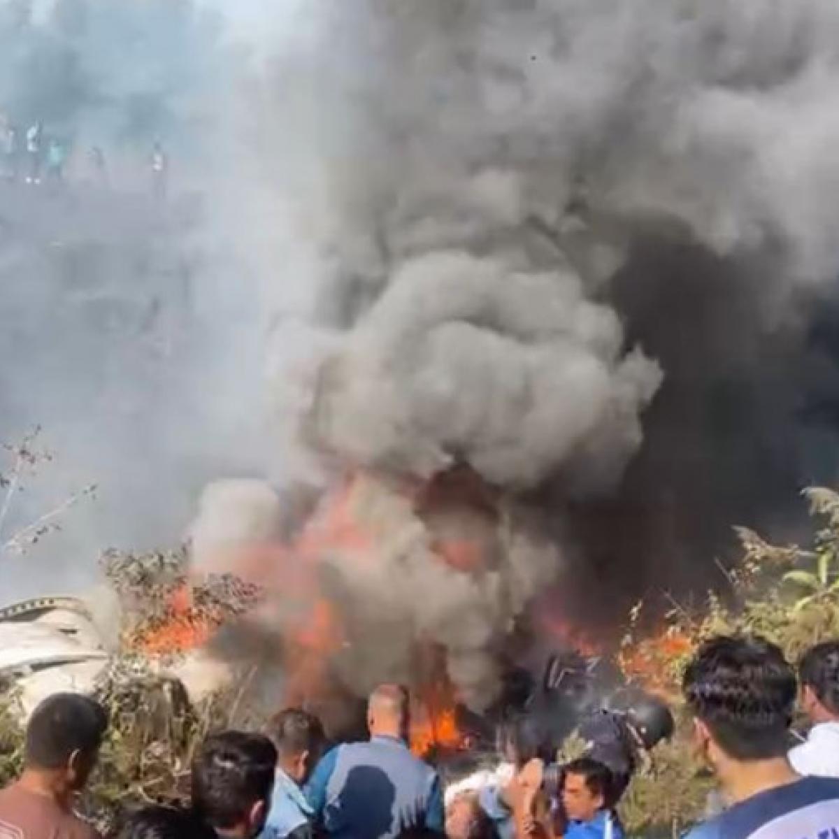 බංග්ලාදේශයේ ඩකා පුහුණු ගුවන් ‍යානයක් කඩා වැටී 19 කට වැඩි පිරිසක් මරුට (VIDEO)