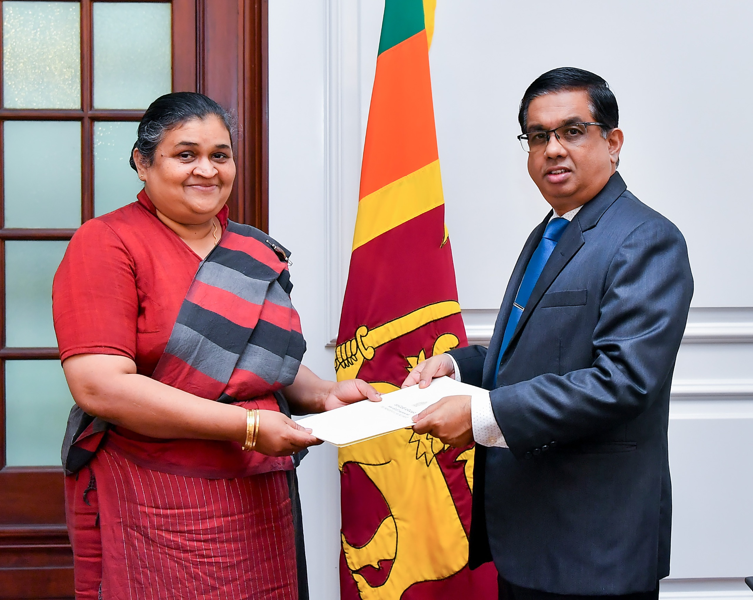 ඌව පළාත් නව ප්රධාන ලේකම් පී.ඒ.ජී. ප්රනාන්දු මහත්මිය පත්කරයි ඌව පළාත් නව ප්රධාන ලේකම් පී.ඒ.ජී. ප්රනාන්දු මහත්මිය පත්කරයි