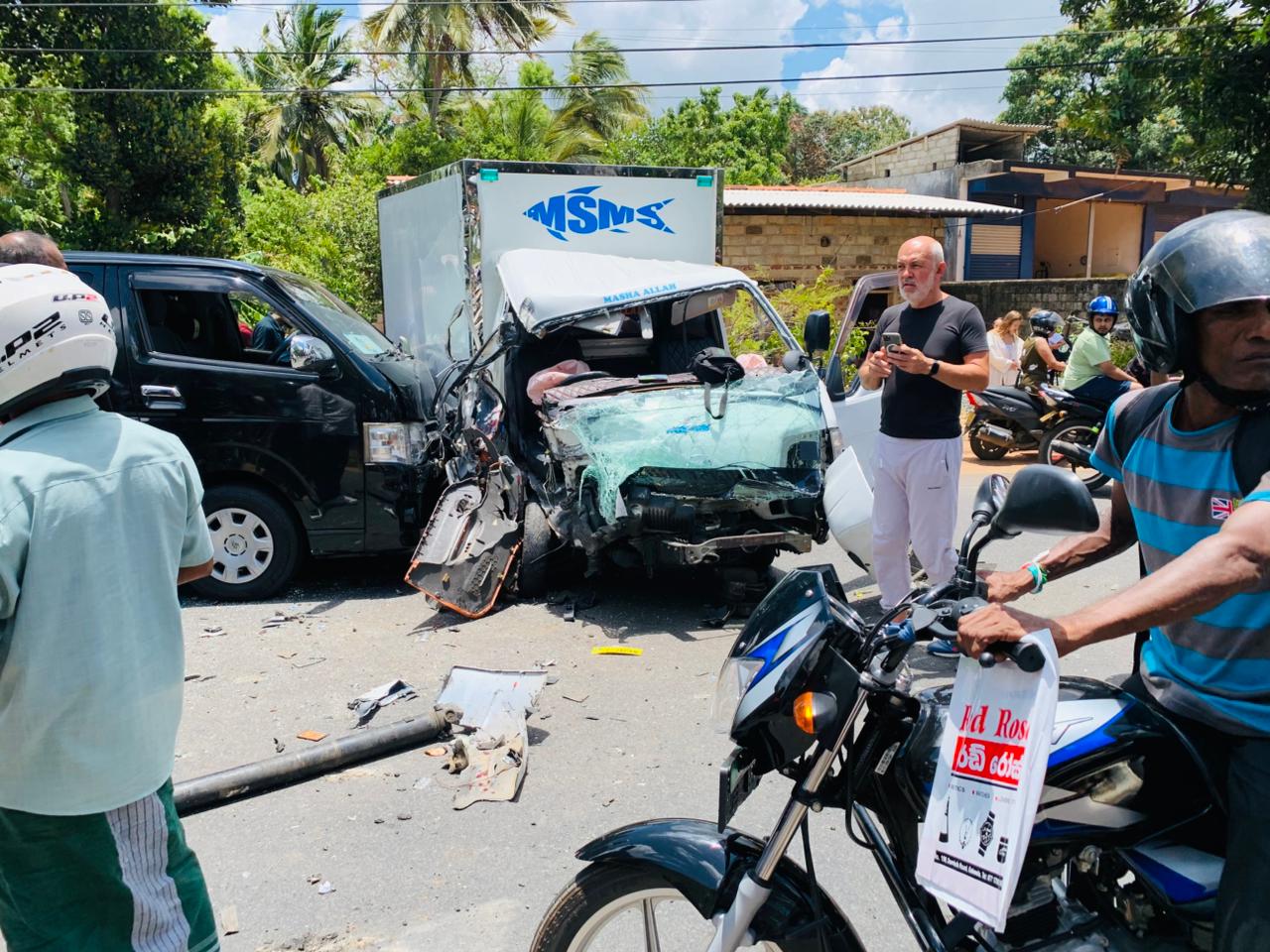 දඹුල්ලේ දී වාහන 05 ක් එකට ගැටේ දඹුල්ලේ දී වාහන 05 ක් එකට ගැටේ