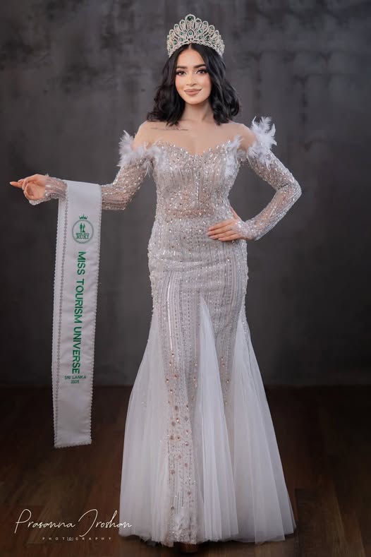 QUEEN OF INTERNATIONAL TOURISM 2025 කිරුළ ආදිත්යා වැලිවත්ත හිස පළදියි QUEEN OF INTERNATIONAL TOURISM 2025 කිරුළ ආදිත්යා වැලිවත්ත හිස පළදියි