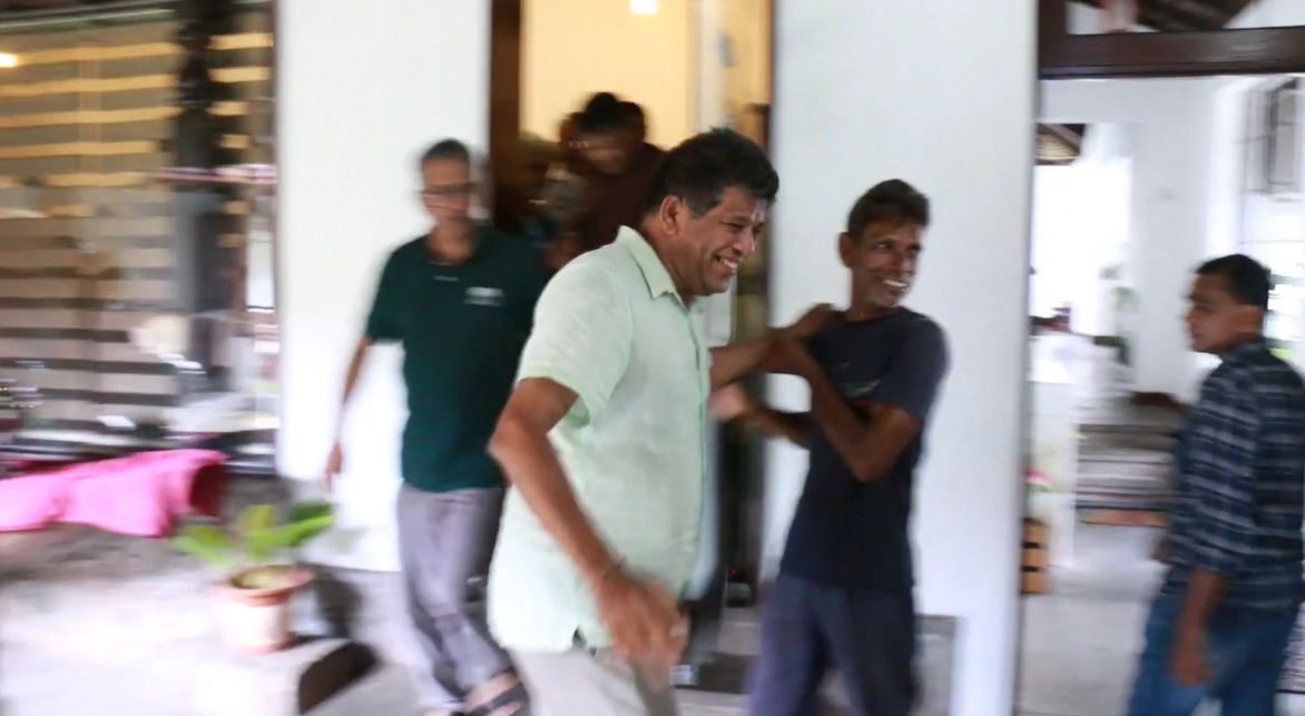 එ.ජා.ප. පක්ෂ ප්රතිසංස්කරණ සාකච්ඡාවට පැමිණි හිටපු ස.ජ.බ. මන්ත්රී මාන්නප්පෙරුම මාධ්ය මගහැර යයි එ.ජා.ප. පක්ෂ ප්රතිසංස්කරණ සාකච්ඡාවට පැමිණි හිටපු ස.ජ.බ. මන්ත්රී මාන්නප්පෙරුම මාධ්ය මගහැර යයි