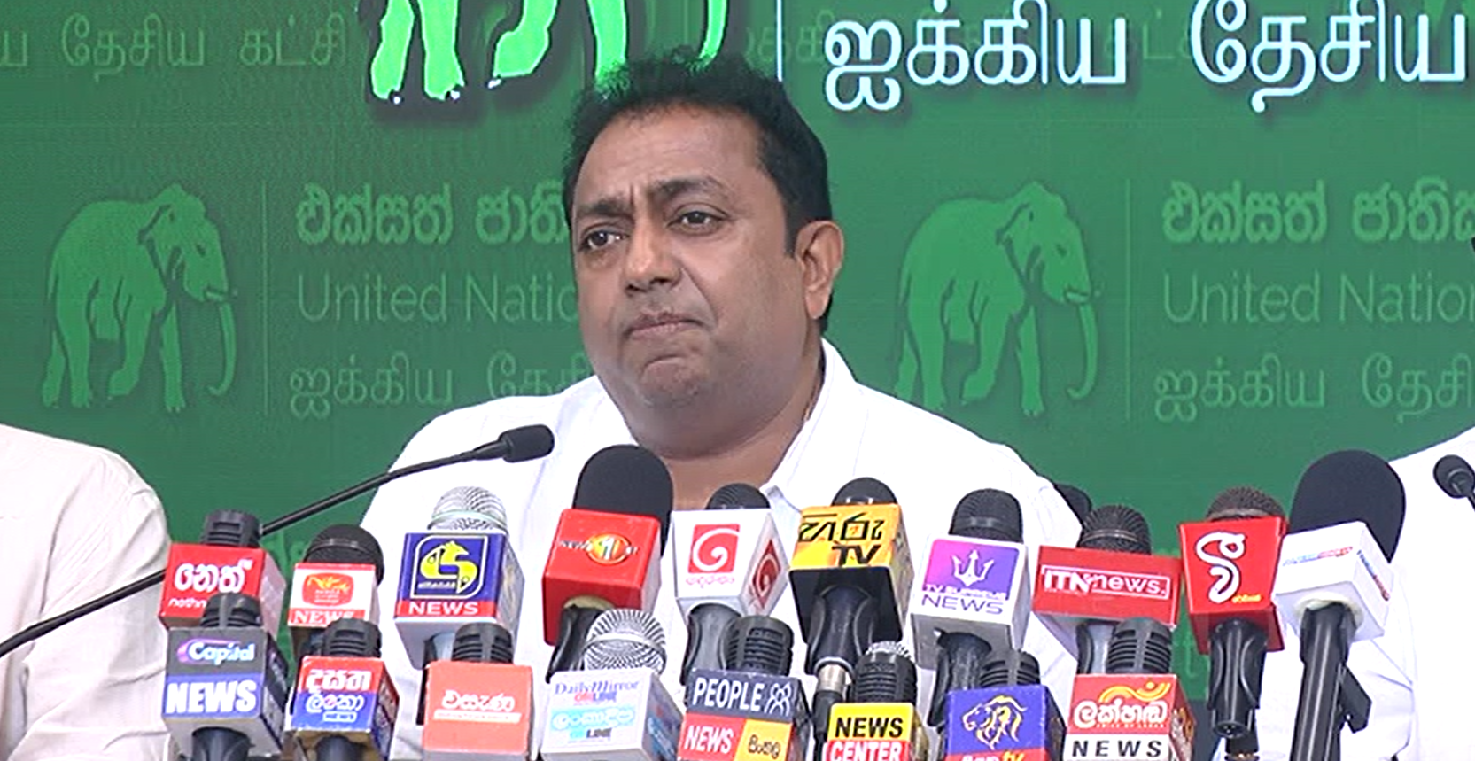 රනිල් ගේ විශේෂ ප්රකාශයක් එ.ජා.ප. මාධ්ය හමුවේදී මාධ්ය අතට (VIDEO) රනිල් ගේ විශේෂ ප්රකාශයක් එ.ජා.ප. මාධ්ය හමුවේදී මාධ්ය අතට (VIDEO)