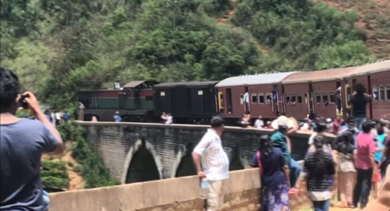 ඇල්ල කැලිෆ්සෝ දුම්රිය සංචාරක හිසමත කඩා වැටෙන මරාලයක් වෙයි (VIDEO) ඇල්ල කැලිෆ්සෝ දුම්රිය සංචාරක හිසමත කඩා වැටෙන මරාලයක් වෙයි (VIDEO)