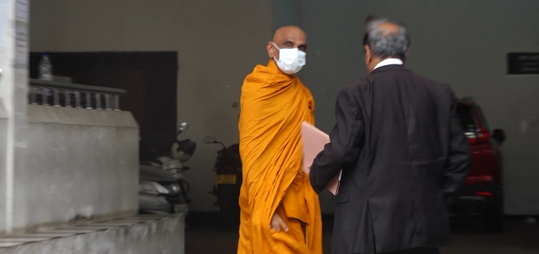 අතුරලියේ රතන හිමි සැප්තැම්බර් මස 12 දක්වා රක්ෂිත බන්ධනාගාරයට (VIDEO) අතුරලියේ රතන හිමි සැප්තැම්බර් මස 12 දක්වා රක්ෂිත බන්ධනාගාරයට (VIDEO)