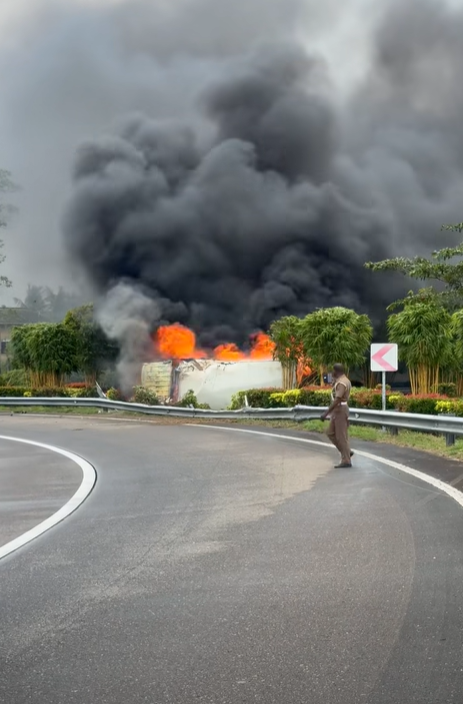 අම්බලන්ගොඩ අධිවේගී මාර්ග පිටතට යන ස්ථානයේ ලොරියක් පෙරළී ගින්නක් අම්බලන්ගොඩ අධිවේගී මාර්ග පිටතට යන ස්ථානයේ ලොරියක් පෙරළී ගින්නක්
