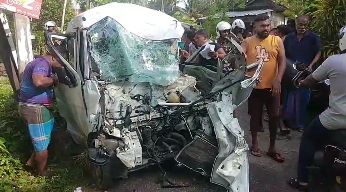 අලුත්ගම දුම්රිය හරස් මගකදී වෑන් රථයක් දුම්රියේ ගැටී කාන්තාවක් රෝහලට (VIDEO) අලුත්ගම දුම්රිය හරස් මගකදී වෑන් රථයක් දුම්රියේ ගැටී කාන්තාවක් රෝහලට (VIDEO)