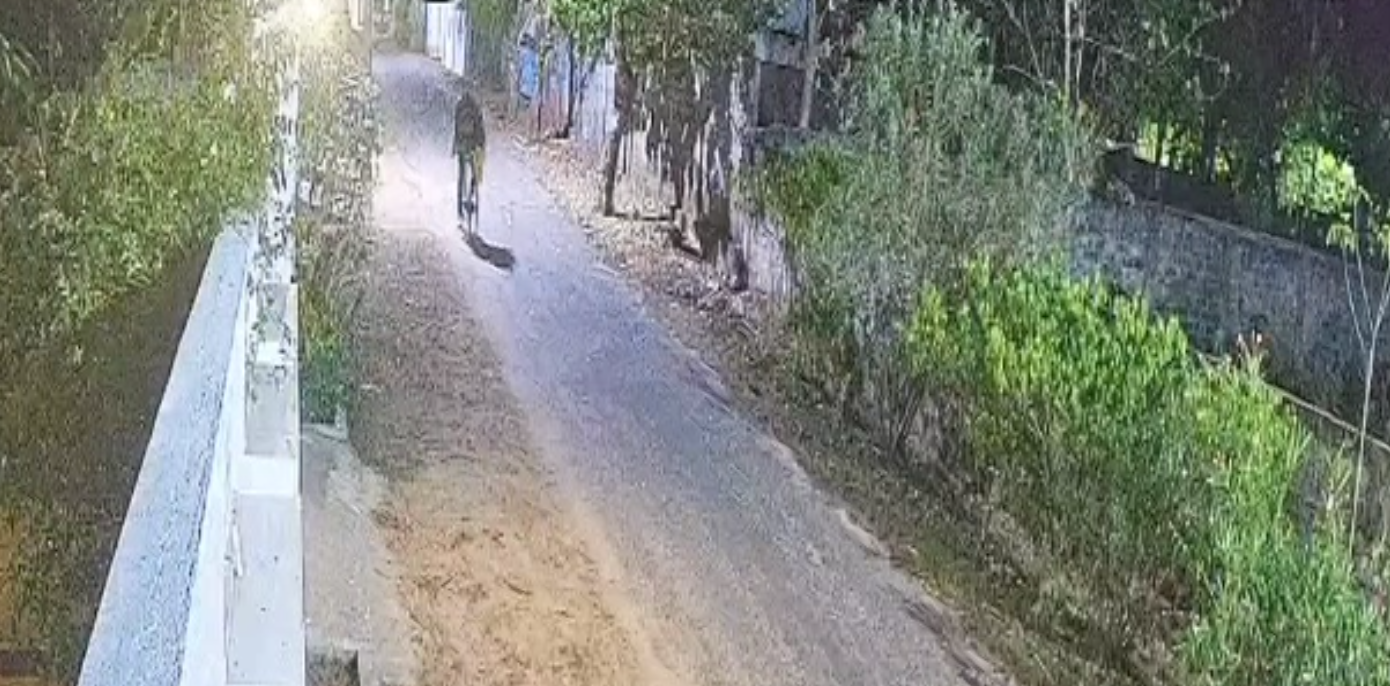 මඩකලපුවේ මංකොල්ල කන හොරෙක් ගැන CCTV ඔස්සේ පොලීසිය හොයයි