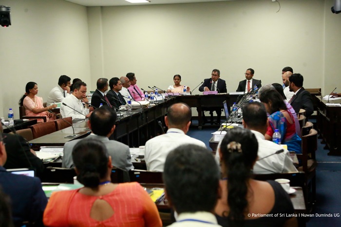 BYD වාහන 1000 ක් රේගුවේ රදවා ගැනීම ගැන රජයේ මුදල් පිළිබඳ කාරක සභා රැස්වීමේ දී ඇදෙයි BYD වාහන 1000 ක් රේගුවේ රදවා ගැනීම ගැන රජයේ මුදල් පිළිබඳ කාරක සභා රැස්වීමේ දී ඇදෙයි
