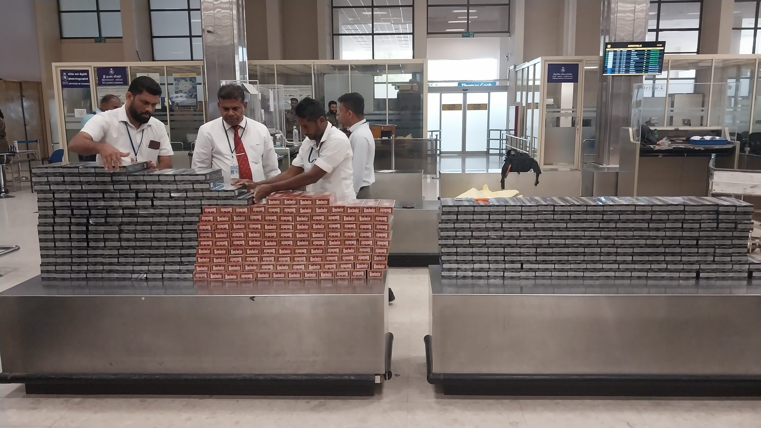කෝටි එක හමාරකට වැඩි දුම් වැටි ගෙනා 3 ක් කටුනායක ගුවන් තොටුපළේ දී අත්අඩංගුවට