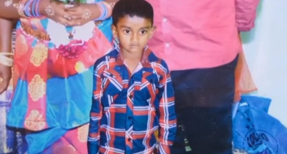 පියා කැපූ වල 8 හැවිරිදි දරුවාගේ ජීවිතය උදුරා ගනී පියා කැපූ වල 8 හැවිරිදි දරුවාගේ ජීවිතය උදුරා ගනී