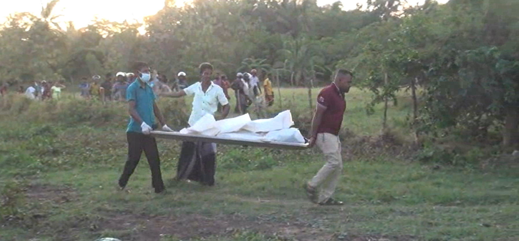 මව – පියා ඝාතනය කළ සැකකරුවකු මරා පුළුස්සා වල දැමූ පුතකු අත්අඩංගුවට මව – පියා ඝාතනය කළ සැකකරුවකු මරා පුළුස්සා වල දැමූ පුතකු අත්අඩංගුවට