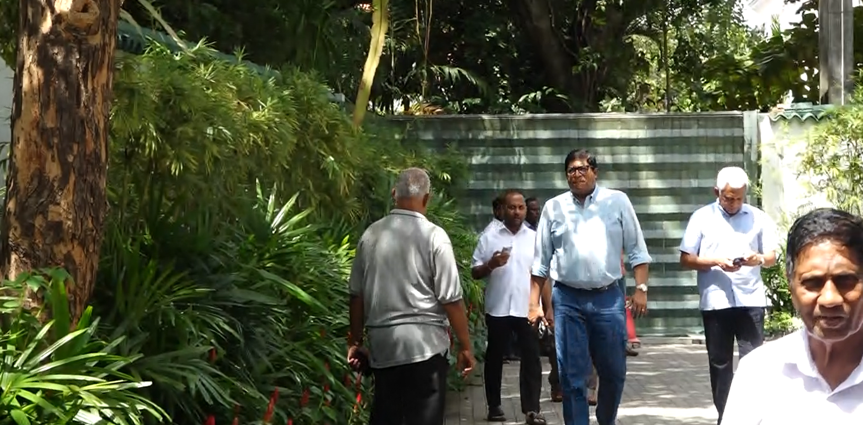 රනිල් වෙනුවෙන් විපක්ෂය පෙළගැසේ (VIDEO) රනිල් වෙනුවෙන් විපක්ෂය පෙළගැසේ (VIDEO)
