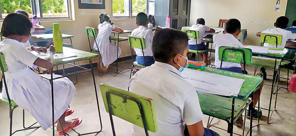 ශිෂ්යත්වයට හෙට යන දරුවන් – දෙමාපියන් දැනගන්නම ඕන දේවල් විභාග කොමසාරිස් කියයි (VIDEO) ශිෂ්යත්වයට හෙට යන දරුවන් – දෙමාපියන් දැනගන්නම ඕන දේවල් විභාග කොමසාරිස් කියයි (VIDEO)