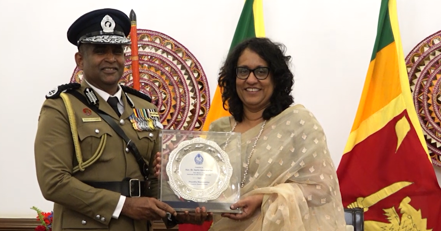පොලිස්පති අගමැතිනිය මුණගැසේ පොලිස්පති අගමැතිනිය මුණගැසේ