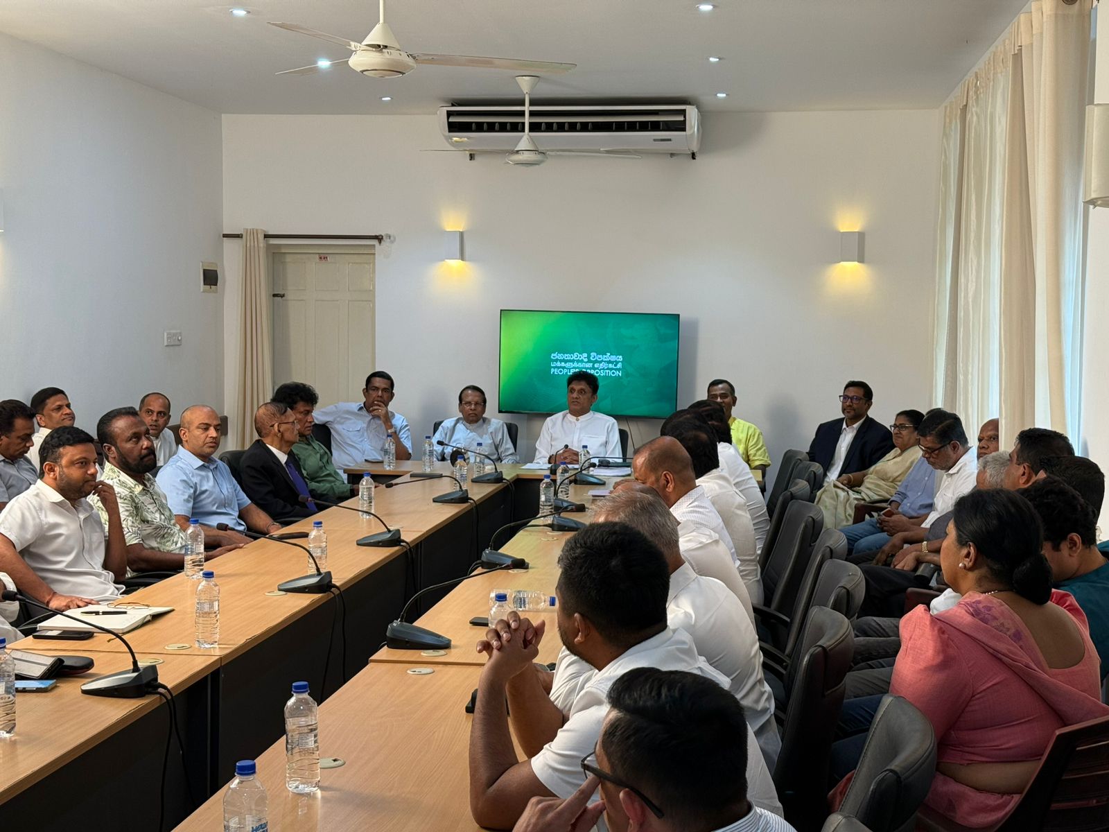 විපක්ෂයේ ඒකාබද්ධ සන්ධානයක් ගොඩනැංවීමට පෙළ ගැසේ විපක්ෂයේ ඒකාබද්ධ සන්ධානයක් ගොඩනැංවීමට පෙළ ගැසේ
