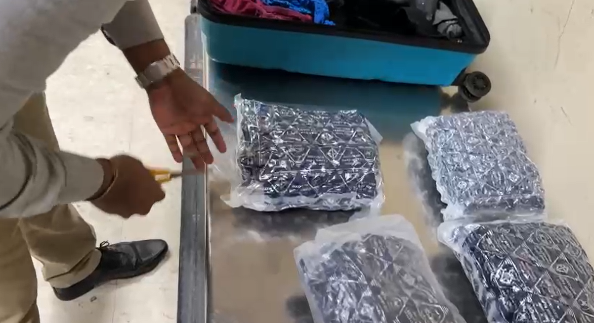 කෝටි දහයක “කුෂ්” ගෙනා ඉන්දීය ජෝඩුව අල්ලයි කෝටි දහයක “කුෂ්” ගෙනා ඉන්දීය ජෝඩුව අල්ලයි