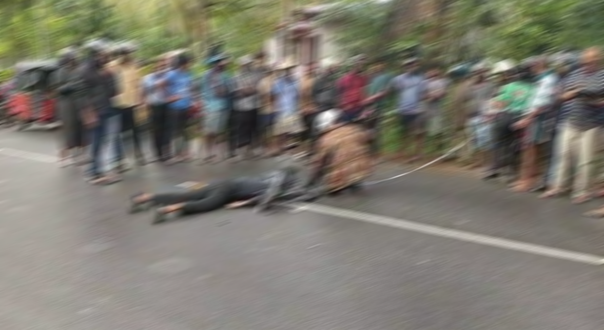 මාතලේ – කයිකාවල දී ග්‍රාමනිලධාරීවරයෙක් බස් රථයකට බිළි