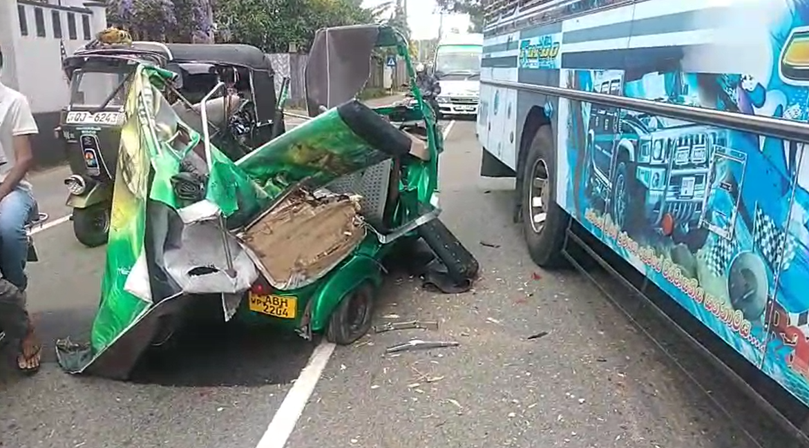 බස් – ත්‍රිරෝද රථ අනතුරෙන් දෙදෙනෙක් රෝහලට