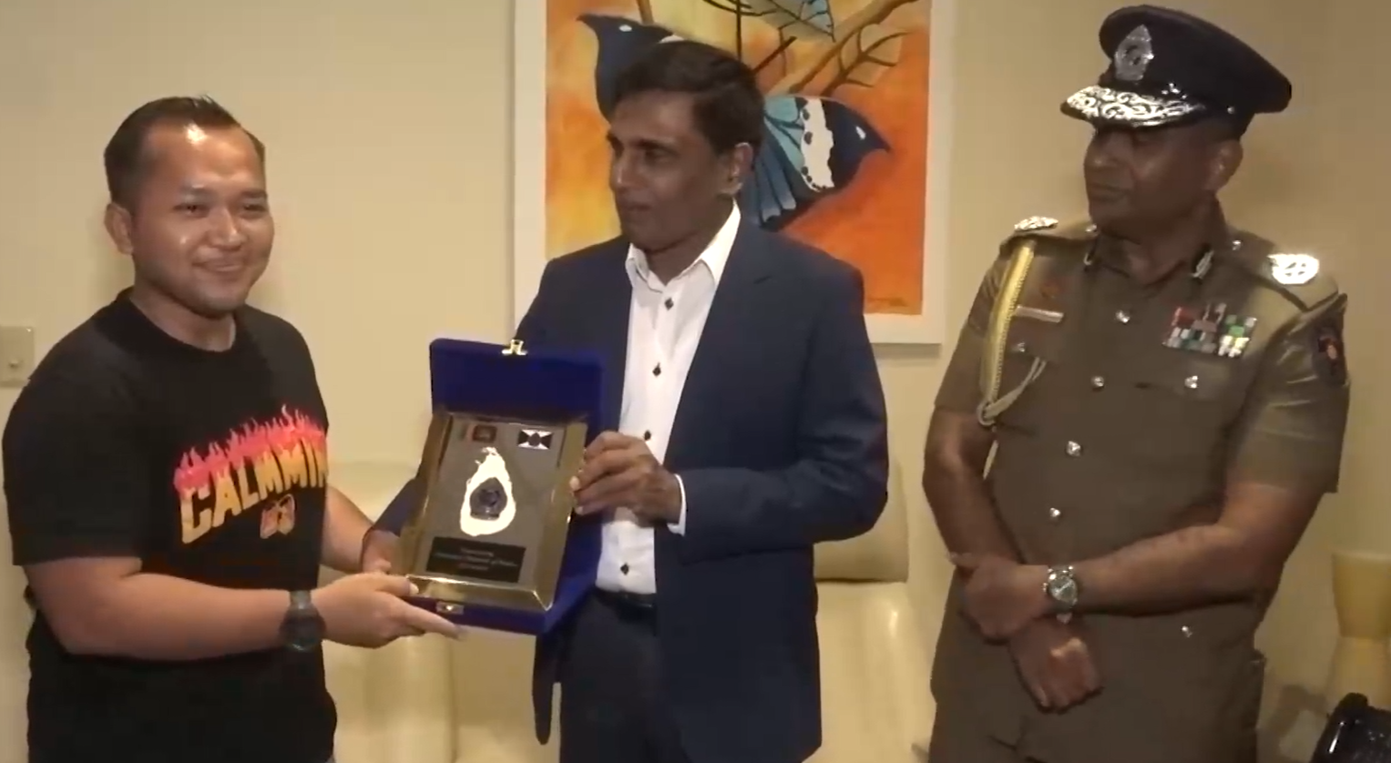 වැඩ බැරි අයට පොලිස්පති දුන් පනිවිඩය (VIDEO) වැඩ බැරි අයට පොලිස්පති දුන් පනිවිඩය (VIDEO)