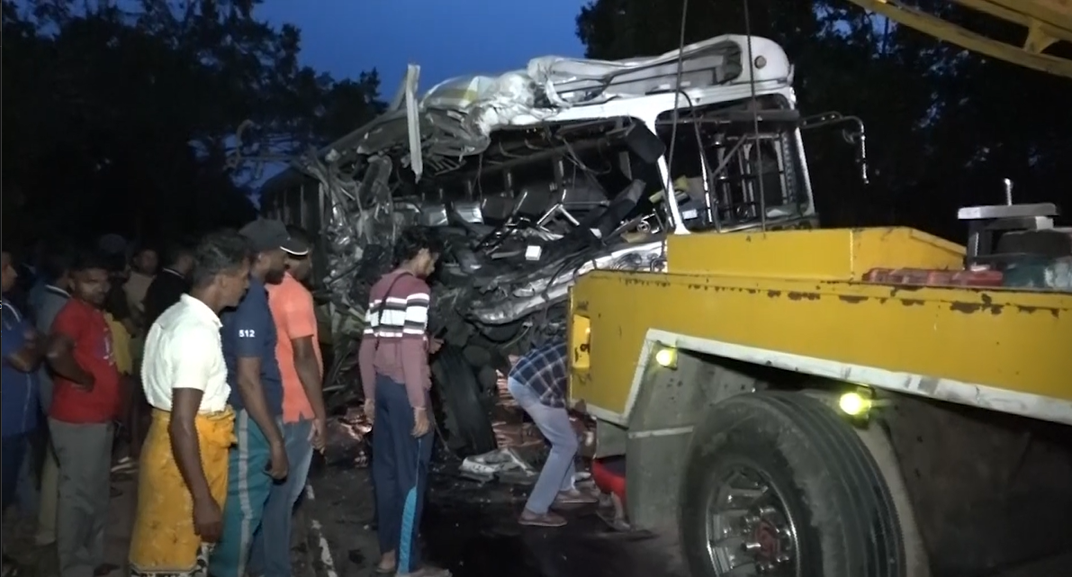 මින්නේරියේ බස් – ටිපර් අනතුරකින් 28 කට තුවාල – පස් දෙනකුට බරපතලයි මින්නේරියේ බස් – ටිපර් අනතුරකින් 28 කට තුවාල – පස් දෙනකුට බරපතලයි