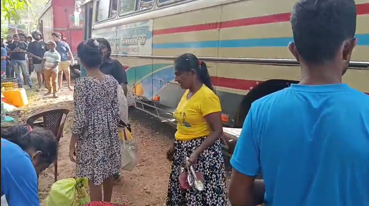 මොනරාගල බස් අනතුරකින් අයකුට දිවි අහිමිවී 22 කට තුවාල