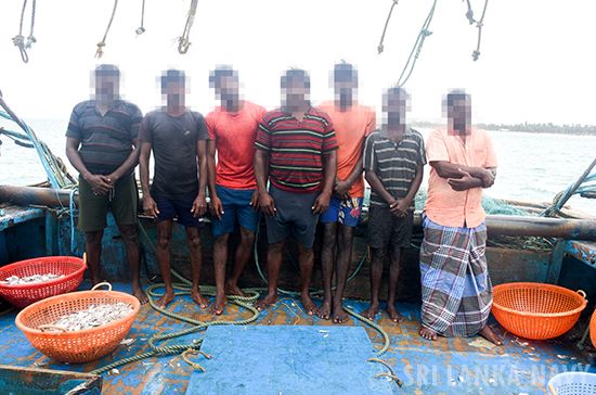 ඉන්දීය ධීවරයි 11 ක් එක්ක අනවසර මසුන් ඇල්ලූ යාත්රාවක් නාවික හමුදා භාරයට ඉන්දීය ධීවරයි 11 ක් එක්ක අනවසර මසුන් ඇල්ලූ යාත්රාවක් නාවික හමුදා භාරයට