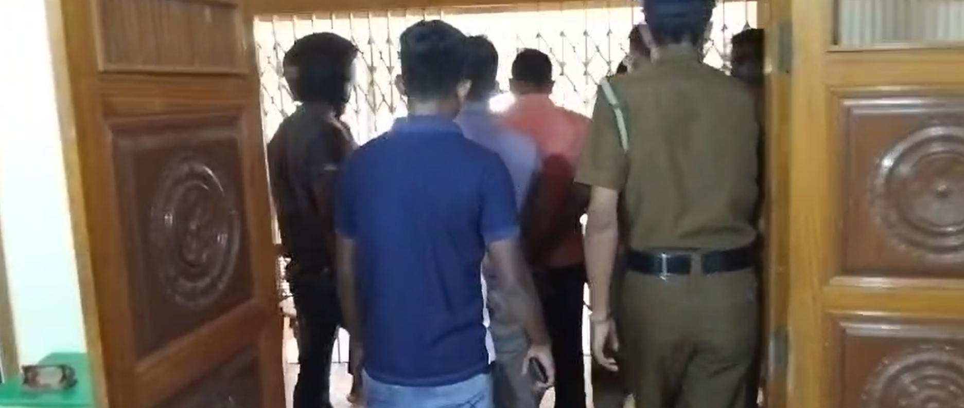 අල්ලස් ගත් චන්කානයි සුරාබදු කාර්යාලයේ නිලධාරින් තුන්දෙනෙක් අත්අඩංගුවට අල්ලස් ගත් චන්කානයි සුරාබදු කාර්යාලයේ නිලධාරින් තුන්දෙනෙක් අත්අඩංගුවට