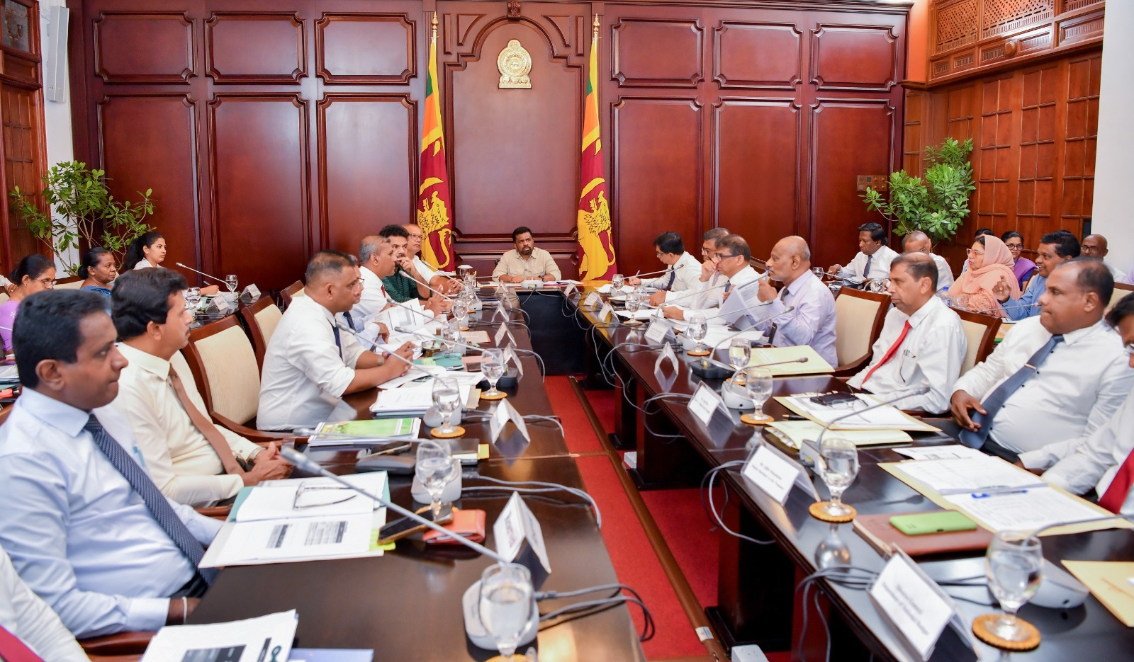 ජනපති , කෘෂිකර්ම, පශු සම්පත්, ඉඩම් සහ වාරිමාර්ග අමාත්යවරුන් සහ නිලධාරීන් සමග අය – වැය ගැන සාකච්ඡාවක් ජනපති , කෘෂිකර්ම, පශු සම්පත්, ඉඩම් සහ වාරිමාර්ග අමාත්යවරුන් සහ නිලධාරීන් සමග අය – වැය ගැන සාකච්ඡාවක්