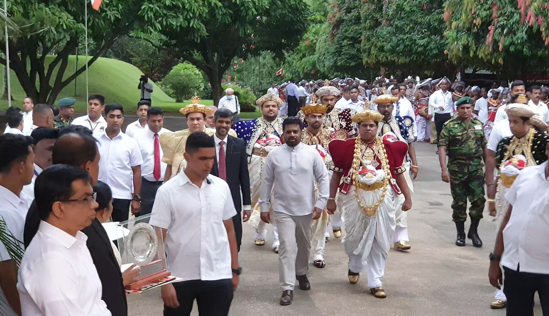 රටේ අනාගත සංවර්ධන මාවතට ඓතිහාසික උරුමය යොදාගන්නා හැටි ජනපති පැහැදිළි කරයි (VIDEO) රටේ අනාගත සංවර්ධන මාවතට ඓතිහාසික උරුමය යොදාගන්නා හැටි ජනපති පැහැදිළි කරයි (VIDEO)