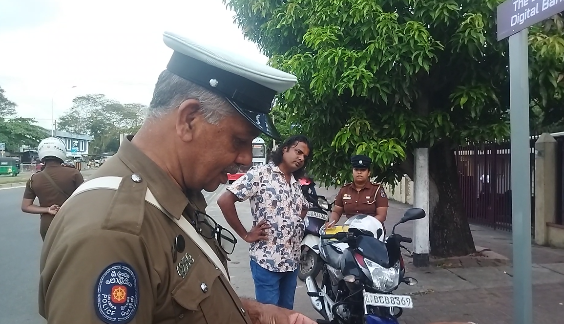 පොලිස් මෙහෙයුම් වලින් ඊයේ අපරාධවලට සම්බන්ධ වැරදිකරුවන් 1200 කට වැඩි පිරිසක් අත්අඩංගුවට පොලිස් මෙහෙයුම් වලින් ඊයේ අපරාධවලට සම්බන්ධ වැරදිකරුවන් 1200 කට වැඩි පිරිසක් අත්අඩංගුවට