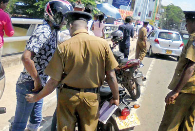මත්ද්රව්ය වැරදිවලට ඊයේ දිනයේත් පුද්ගලයන් 423 ක් අත්අඩංගුවට මත්ද්රව්ය වැරදිවලට ඊයේ දිනයේත් පුද්ගලයන් 423 ක් අත්අඩංගුවට