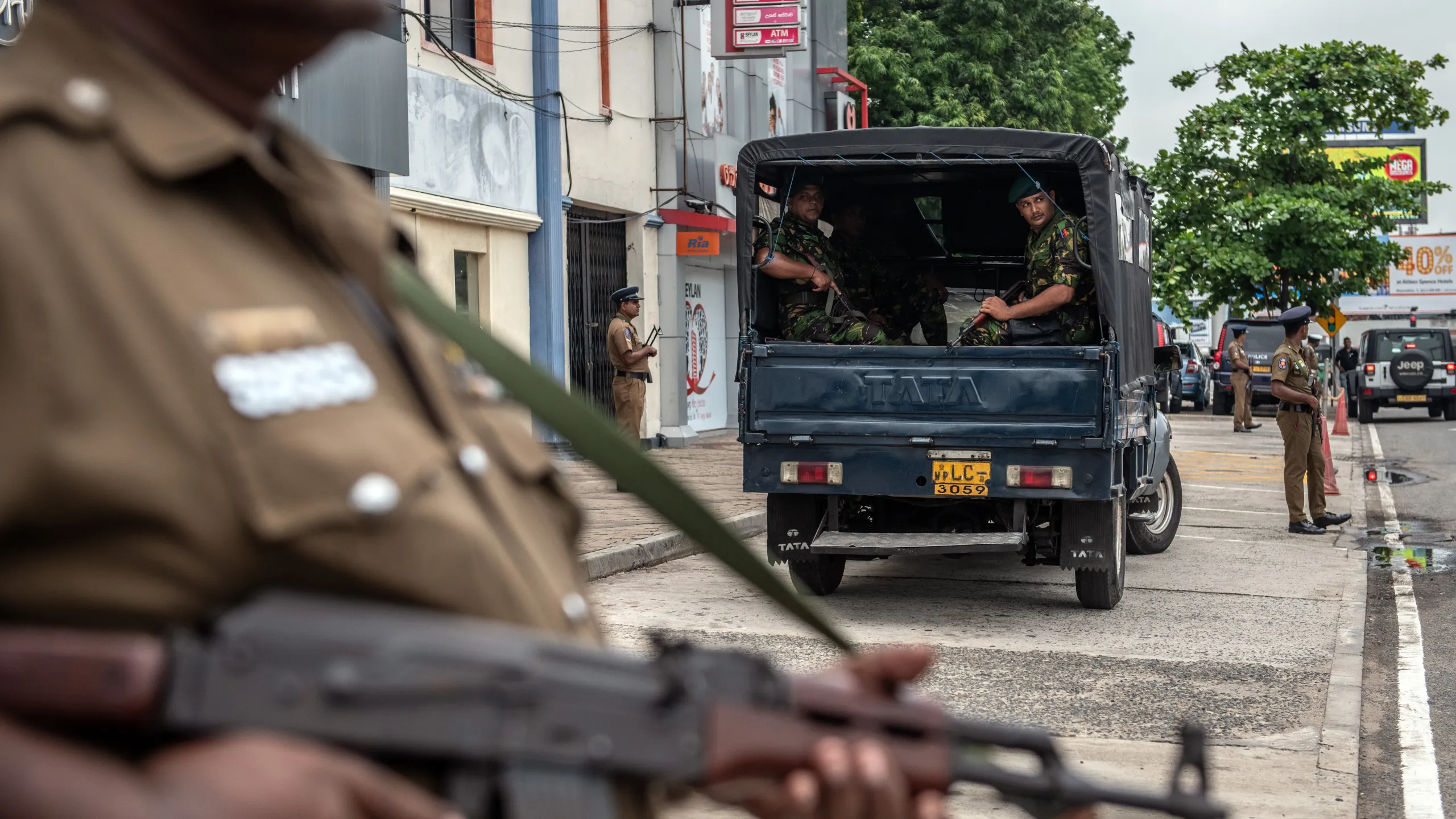 අපරාධ ඇතුළු වැරදි රැසකට පුද්ගලයින් 4000 කට වැඩි පිරිසක් ඊයේ දිනයේ අත්අඩංගුවට අපරාධ ඇතුළු වැරදි රැසකට පුද්ගලයින් 4000 කට වැඩි පිරිසක් ඊයේ දිනයේ අත්අඩංගුවට